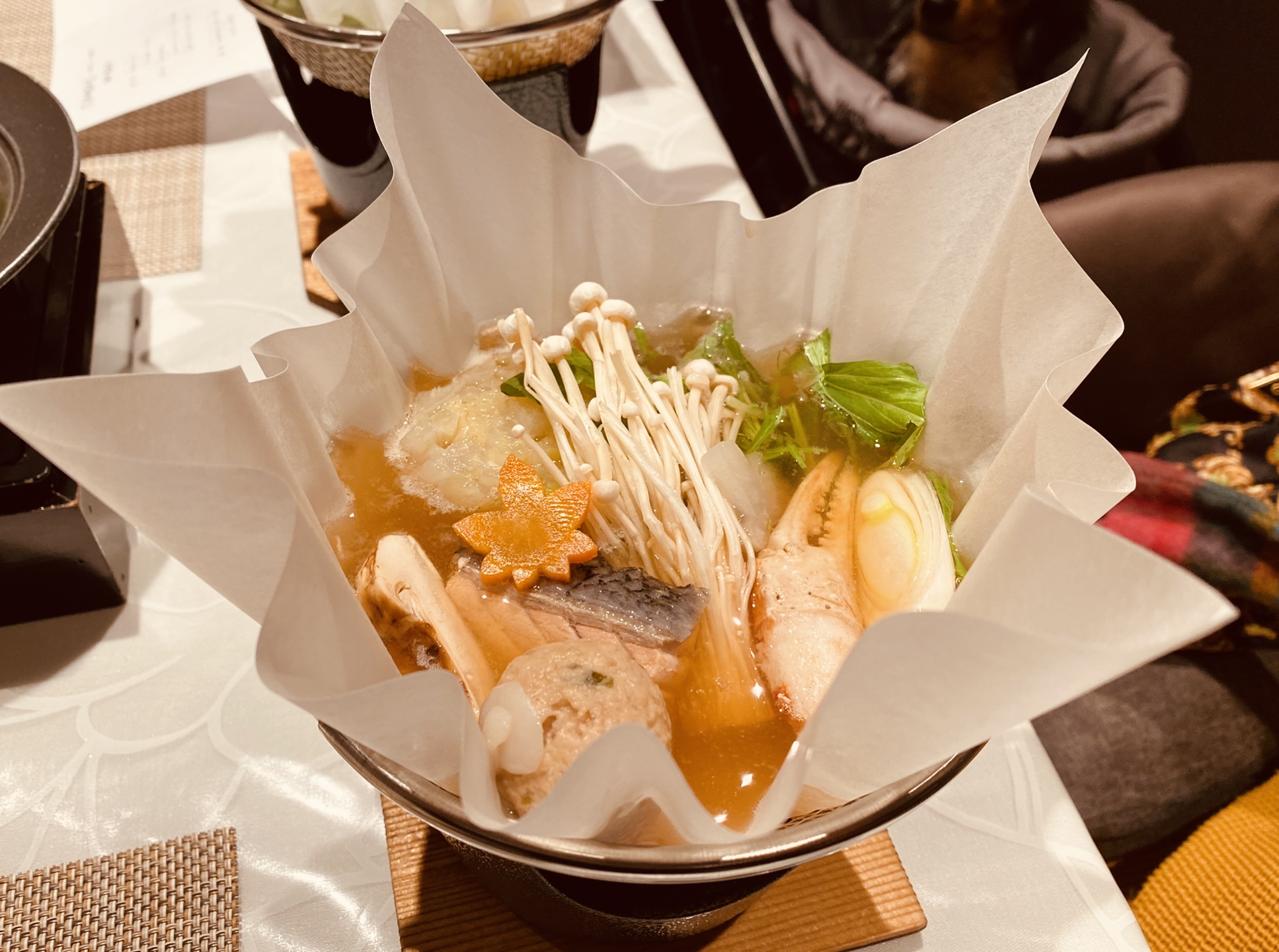 紙すき鍋　〜白菜、鮭、かに、鶏ツミレ、松茸、にんじん〜